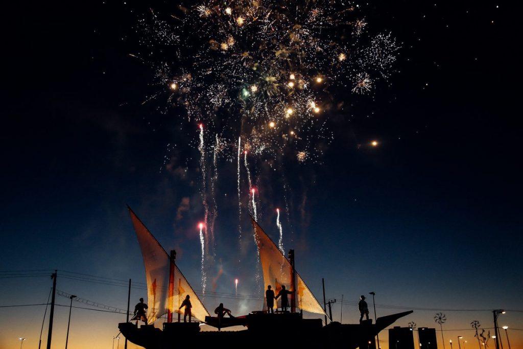 Träume verwirklichen - Boot mit Feuerwerk nachts